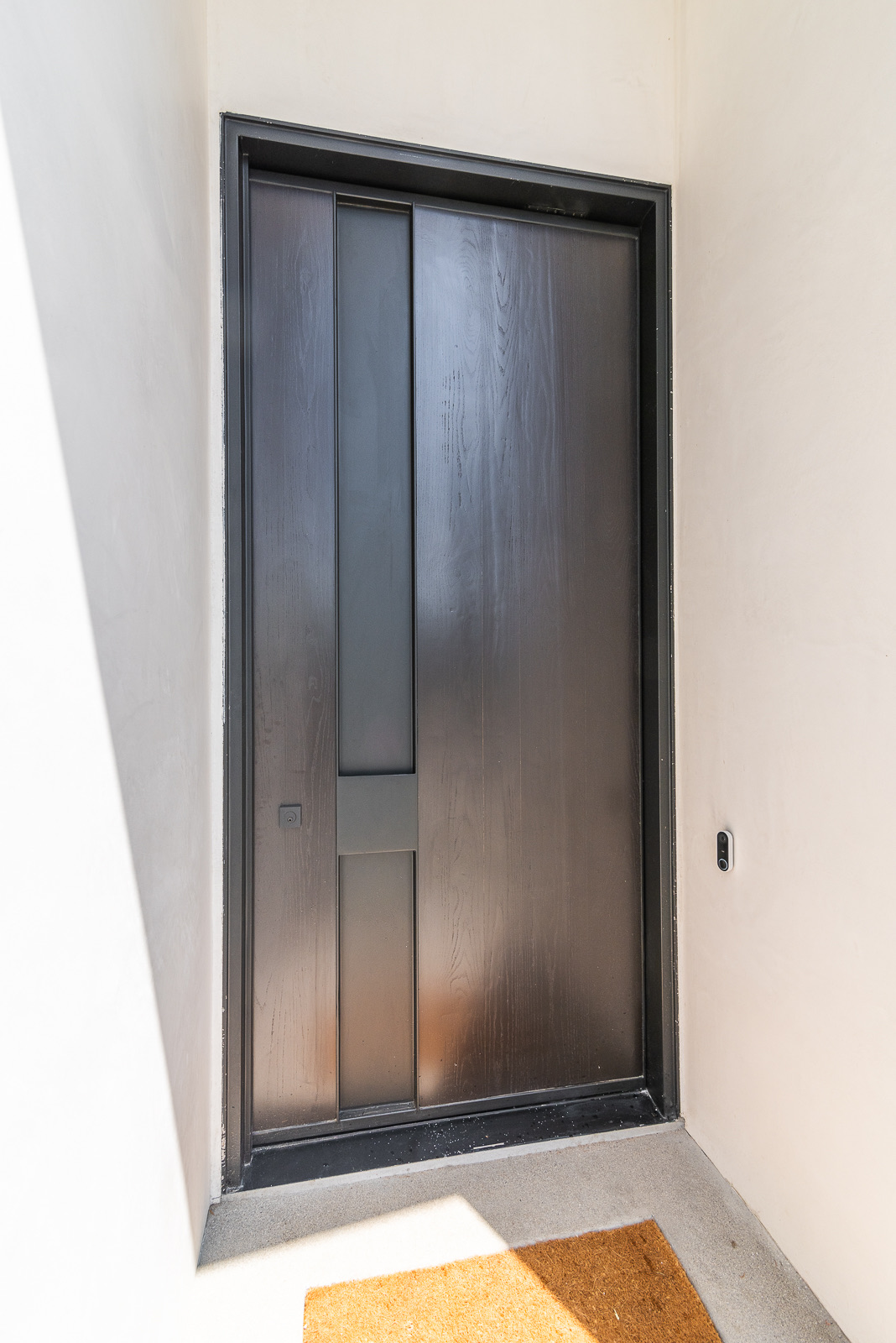 Steel and wood pivot doors | Ecay Design